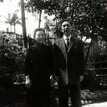 1950周德偉與夫人於庭院合影